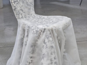 Sedia imbottita Moroso modello Doll Chair fiorato bianco nero